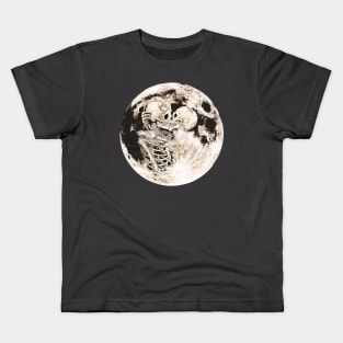 kiss to the moon and back Kids T-Shirt